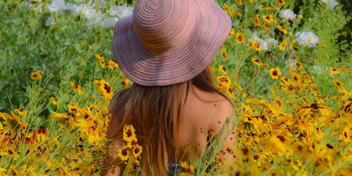 Femme chapeau fleurs